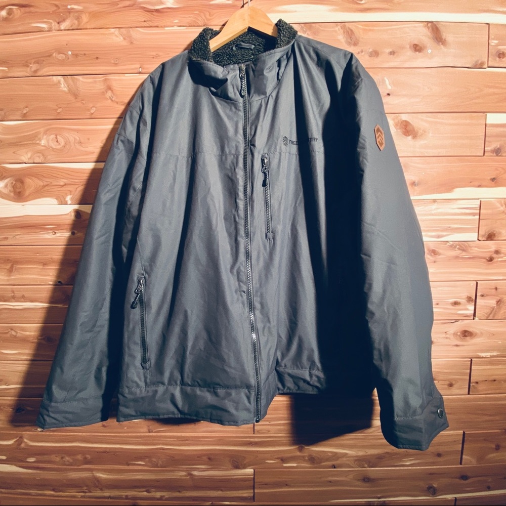 Free Country Jacket w Cell Phone & Ear Bud Pockets